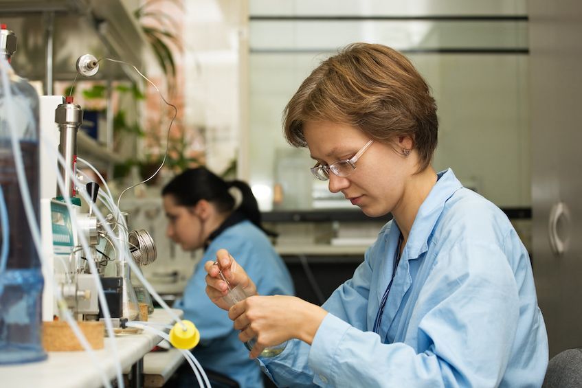 Two employees collaborating during laboratory work